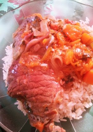 Una foto de Churrascos con arroz salteados con verduras de todo tipo