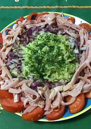 Une photo de Salade de tomates et courgettes à l'oignon rouge et jambon blanc sauce melfor
