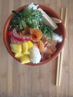 Una foto de Poke-bowl de arroz sushi y salmón ahumado
