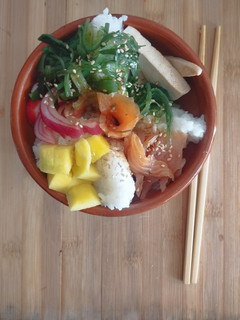 Una foto de Poke-bowl de arroz sushi y salmón ahumado