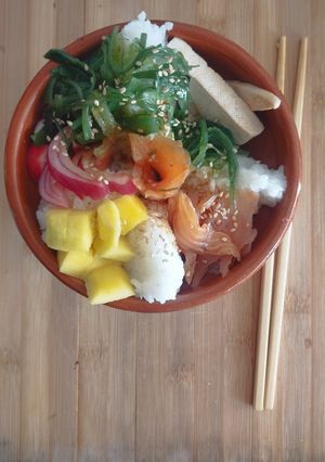 Una foto de Poke-bowl de arroz sushi y salmón ahumado