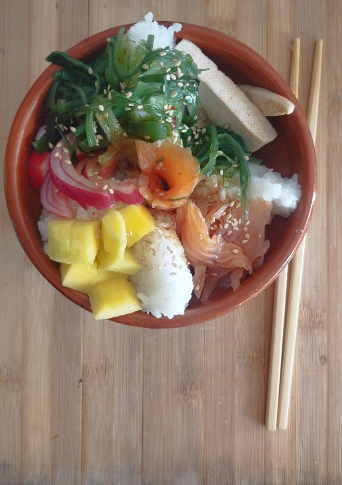 Una foto de Poke-bowl de arroz sushi y salmón ahumado