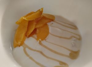 Una foto de Duraznos con yogur y miel🍑🍯🥛🍑😜