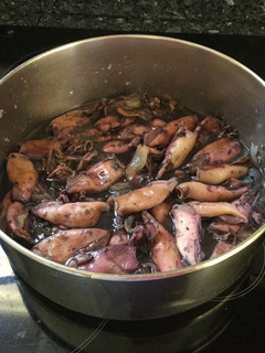Una foto de Calamares encebollados con su tinta