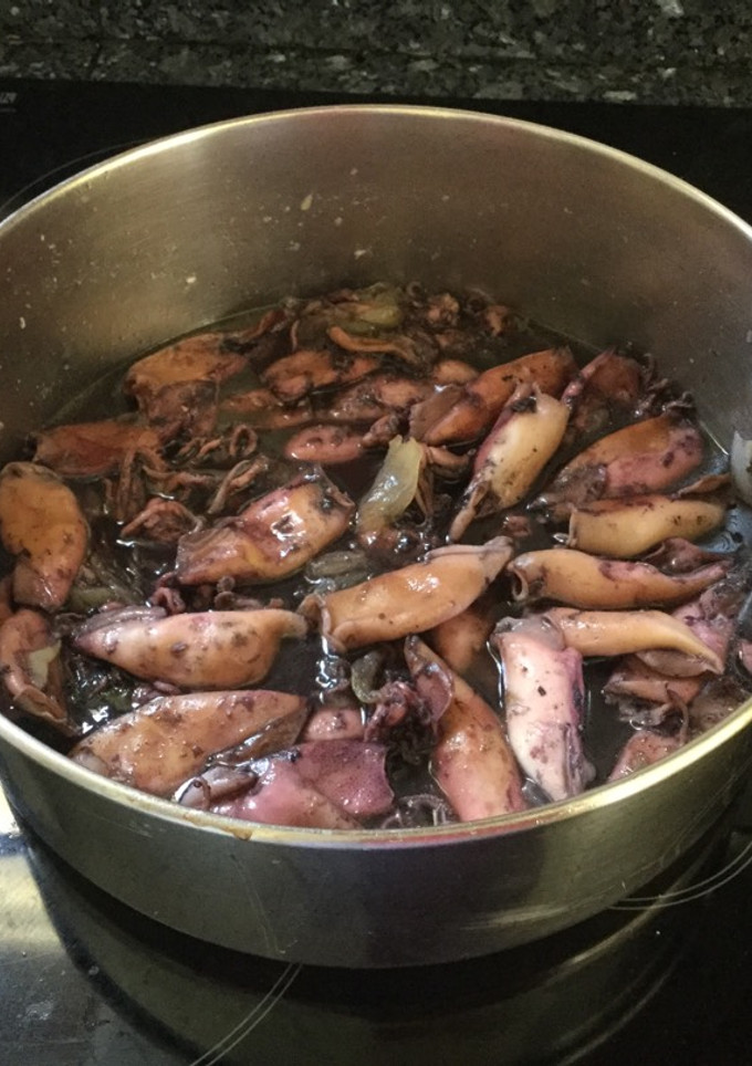 Una foto de Calamares encebollados con su tinta