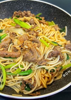 Hình của món Mì Udon Xào Thịt Bò Cải Ngồng.