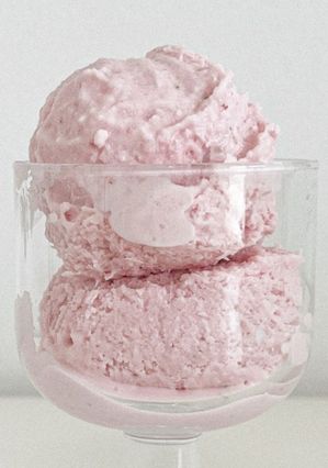 A picture of Strawberry Ice cream.