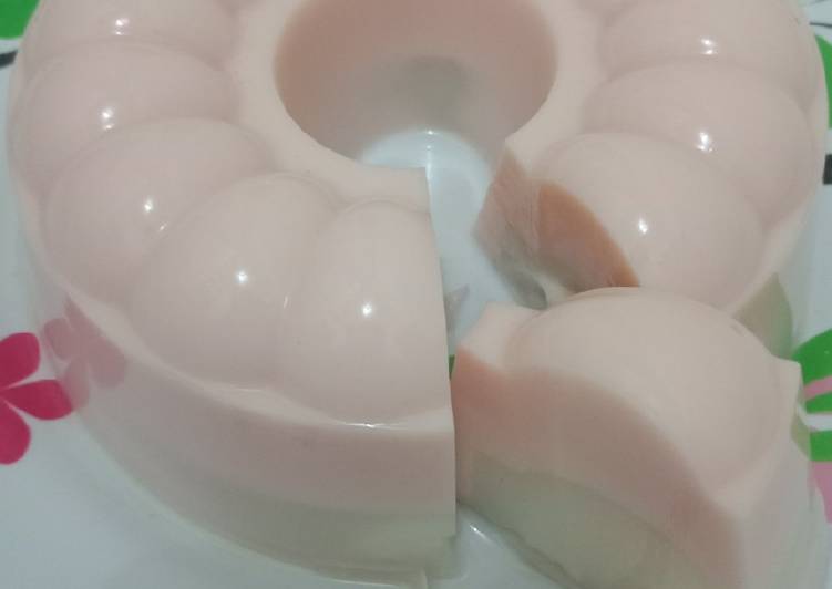 Puding Yoghurt Strawberry Kelapa Muda