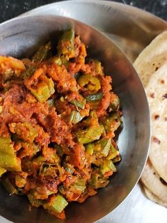 भिंडी की सब्ज़ी (bhindi ki sabzi recipe in Hindi) रेसिपी मुख्य फोटो