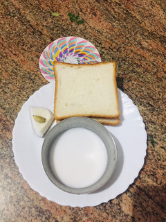 பிரட்&தேங்காய்பால்(bread with coconut milk recipe in tamil) செய்முறை முக்கிய புகைப்படம்