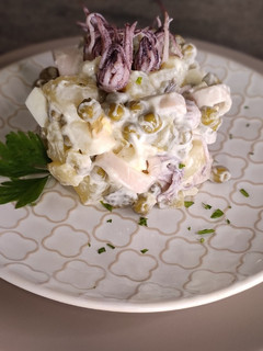 Una foto de Ensalada de calamares y patatas