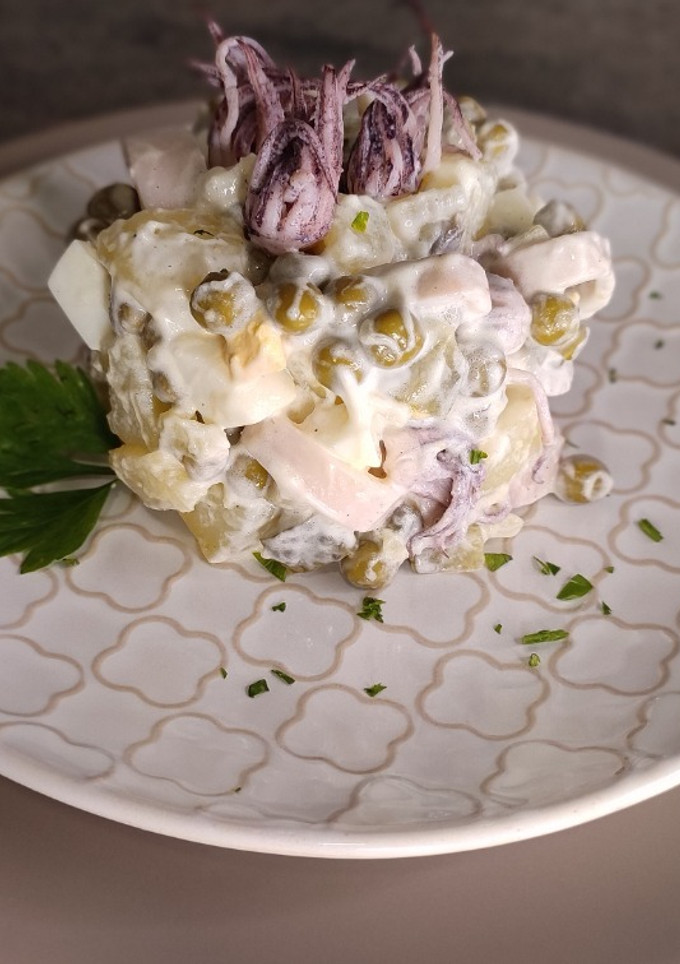 Una foto de Ensalada de calamares y patatas