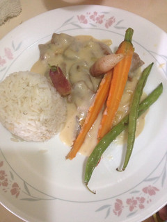 Una foto de Arroz con lomito de cerdo y champiñónes en salsa bechamel y vegetales bebe salteado con paprika