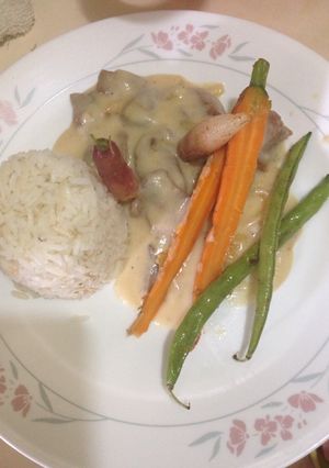 Una foto de Arroz con lomito de cerdo y champiñónes en salsa bechamel y vegetales bebe salteado con paprika