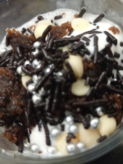 हाईड एंड सीक ब्राउनी विद आइस क्रीम(Hide-and-seek sizzling brownie with Ice-cream रेसिपी मुख्य फोटो