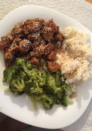 Una foto de Pollo con salsa de soja, miel y sésamo con arroz y brócoli