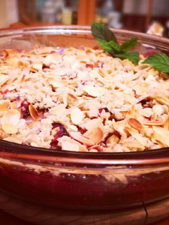 Una foto de Ciruelas moradas con crumble de copos de avena y almendras