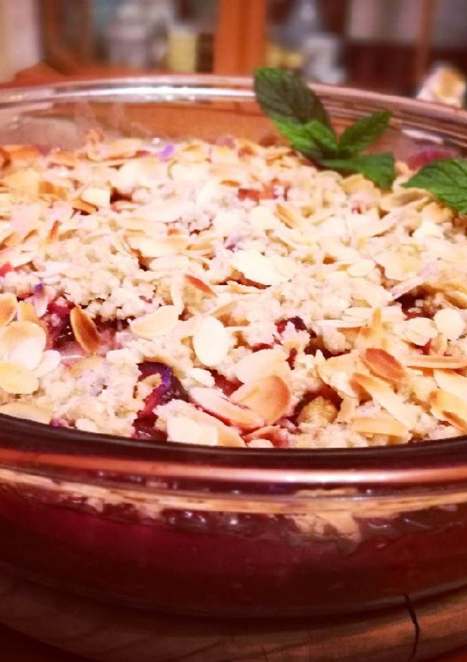Una foto de Ciruelas moradas con crumble de copos de avena y almendras