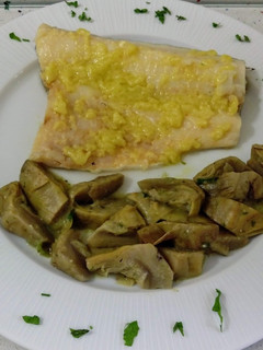 Una foto de Bacalao al pil-pil y alcachofas salteadas al ajillo
