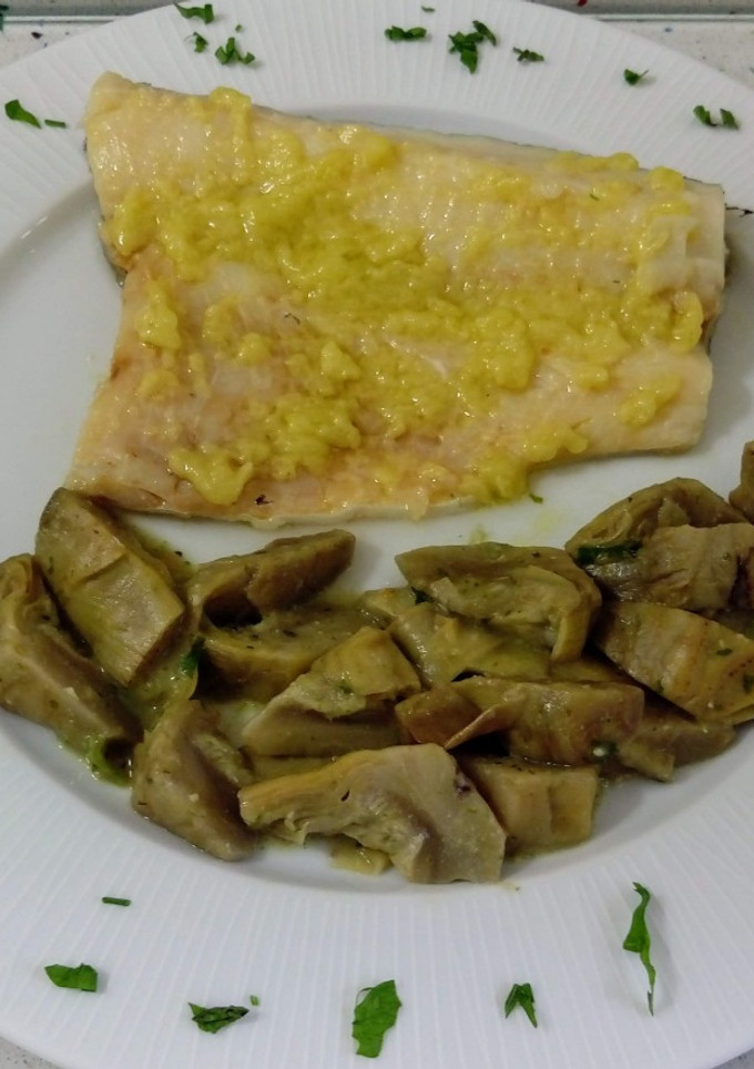 Una foto de Bacalao al pil-pil y alcachofas salteadas al ajillo