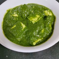 A picture of Palak saag with Paneer.
