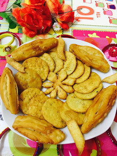 A picture of Savory crakes khasta namakpare.