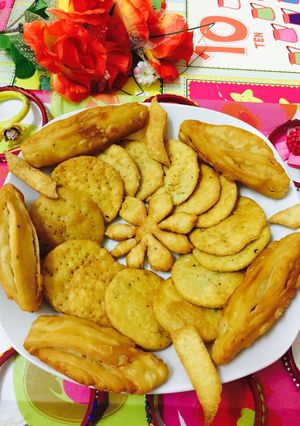A picture of Savory crakes khasta namakpare.