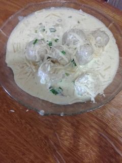 Una foto de Ñoquis rellenos de jamón y queso con salsa al verdeo