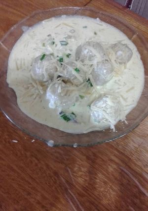 Una foto de Ñoquis rellenos de jamón y queso con salsa al verdeo