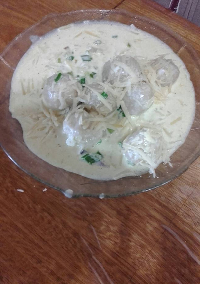 Una foto de Ñoquis rellenos de jamón y queso con salsa al verdeo