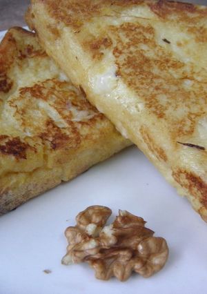 Una foto de Tostada francesa rellena con queso y nuez