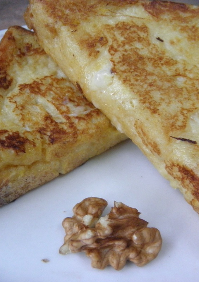 Una foto de Tostada francesa rellena con queso y nuez