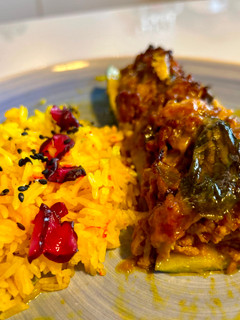 Una foto de Calabacines rellenos y arroz a la cúrcuma fresca