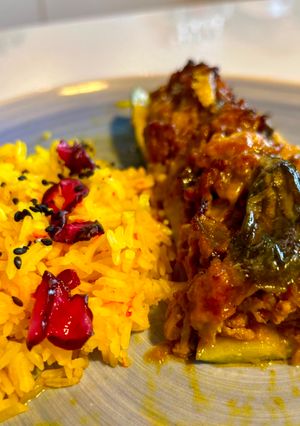Foto principal de Calabacines rellenos y arroz a la cúrcuma fresca