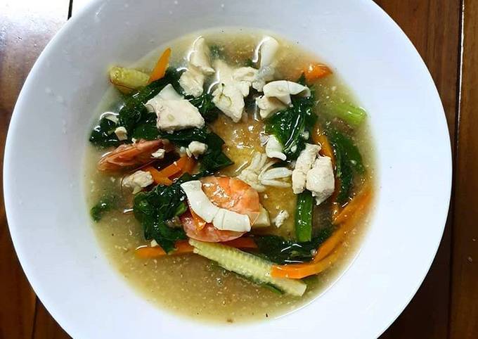 Cantonese Noodles with Chicken, Prawns and Vegetables