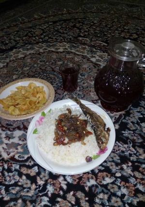 A picture of White rice &onion sauce with zobo.