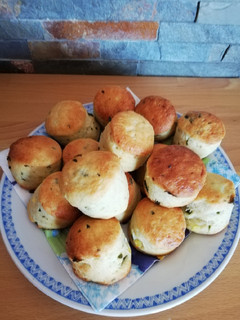 Medvehagymás-burgonyás pogácsa recept fotója