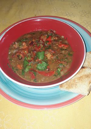 Una foto de Piures con cebolla y cilantro