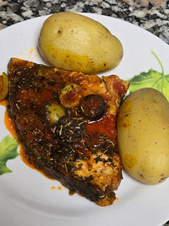 Una foto de Emperador con tomate y aceitunas