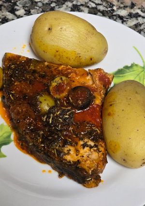 Una foto de Emperador con tomate y aceitunas
