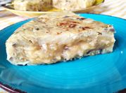 Una foto de tortilla de patatas con cebolla morada