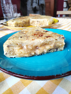 Una foto de Tortilla de patatas y cebolla roja