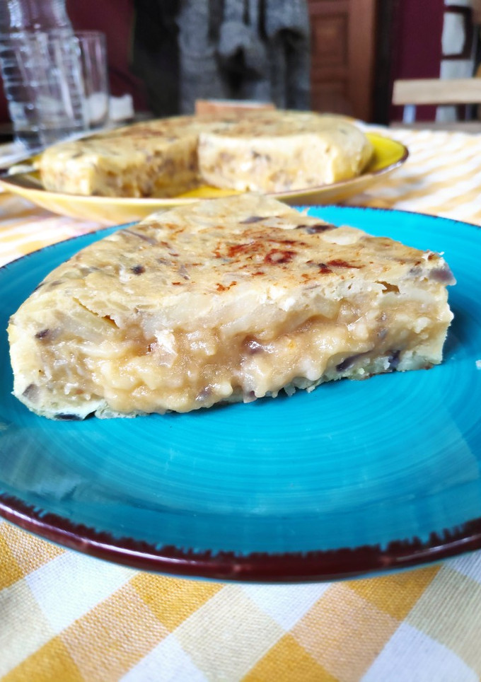 Una foto de Tortilla de patatas y cebolla roja