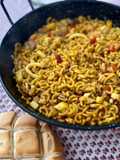 Fideuà con atún rojo y gambita ”rota”