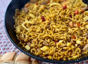 Una foto de Fideuà con atún rojo y gambita ”rota”