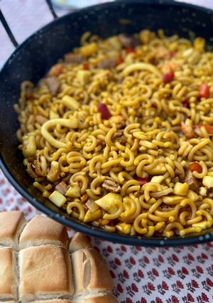 Una foto de Fideuà con atún rojo y gambita ”rota”