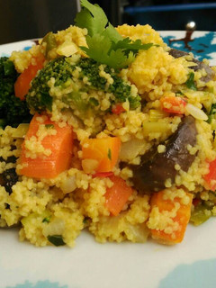 Una foto de CusCus con verduras al curry