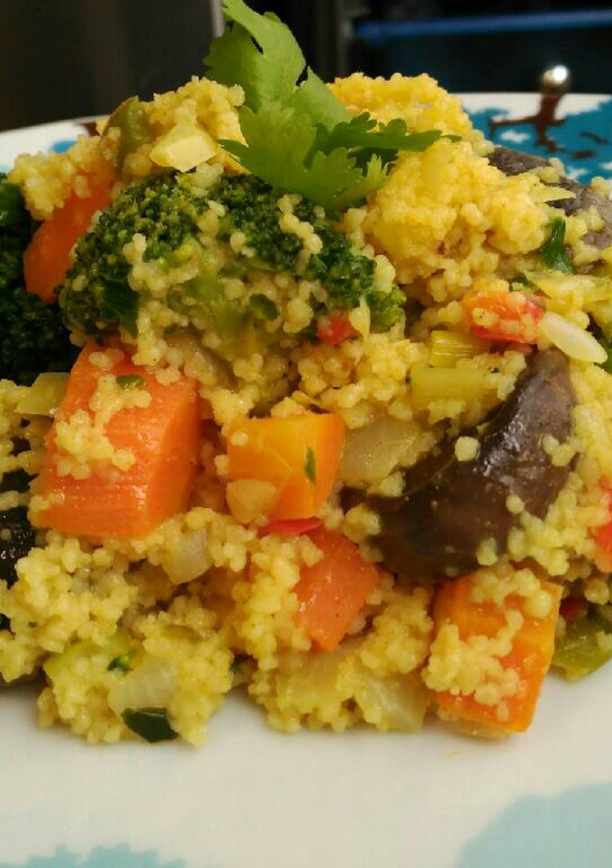 Una foto de CusCus con verduras al curry