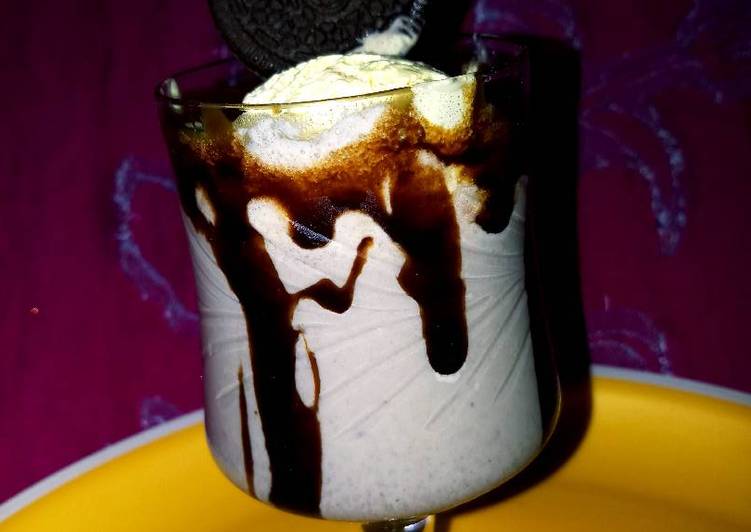 Simple Way to Prepare Homemade Oreo chocolate shake with icecream