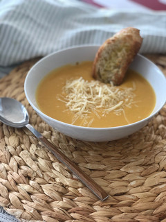 Una foto de 🥣 💕 Sopita de calabaza dulce para levantar el ánimo! 🥣 💕